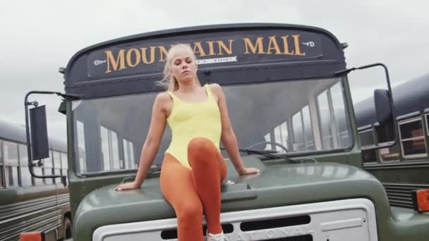 Dançarino legal em Leotard amarelo sentado no ônibus — Vídeo de Stock
