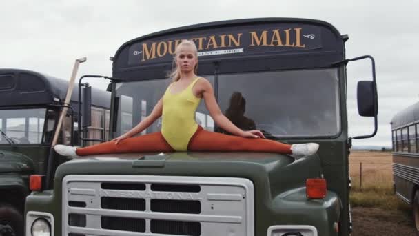 Dancer In Yellow Doing Splits On Bus — Stock Video