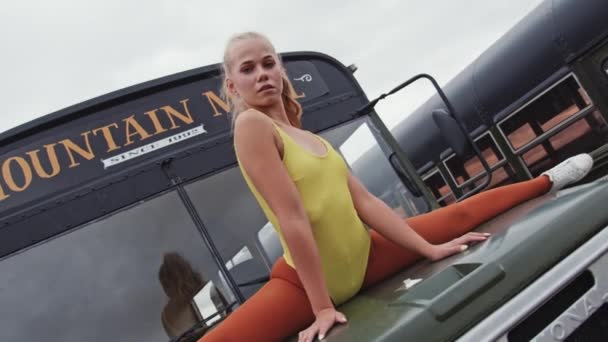 Giovane ballerina con atteggiamento in giallo sul bus — Video Stock