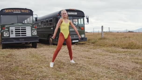 Mulher dançando em Leotard de ônibus — Vídeo de Stock
