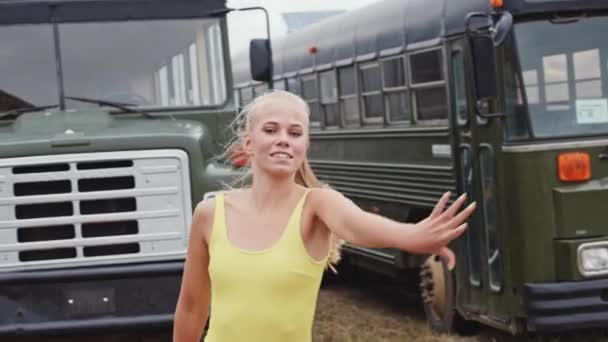 Mulher loira dançando em campo para câmera — Vídeo de Stock