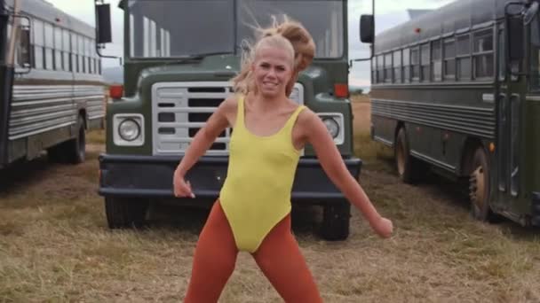 Mulher dançante na frente se ônibus — Vídeo de Stock