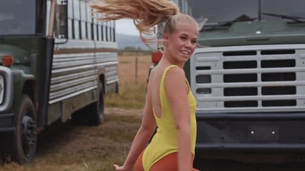 Menina dançando em Leotard amarelo na frente de ônibus — Vídeo de Stock