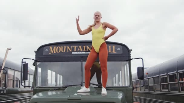 Mladá žena tanec na autobus Hood — Stock video