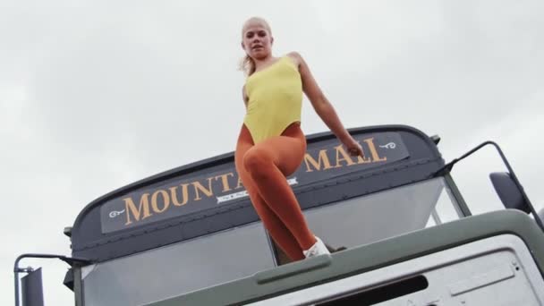 Девушка танцует и прыгает из автобуса — стоковое видео