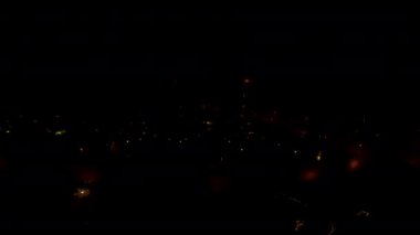 Güzel Gece Gökyüzünün FPV 'si Muhteşem Havai fişekleri Yakalıyor (Drone Shot)