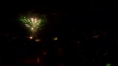 Renkli Havai fişeklerin Hava Gecesi Görüntüsü Yılbaşı Gecesinde Çekildi