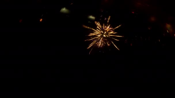 Drone Acrobatics - Cielos coloridos llenos de fuegos artificiales en la víspera de Año Nuevo — Vídeos de Stock