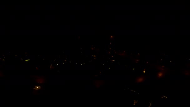 장엄 한 불꽃놀이를 촬영 한 아름다운 밤하늘의 분출물 ( 드론 샷 )) — 비디오