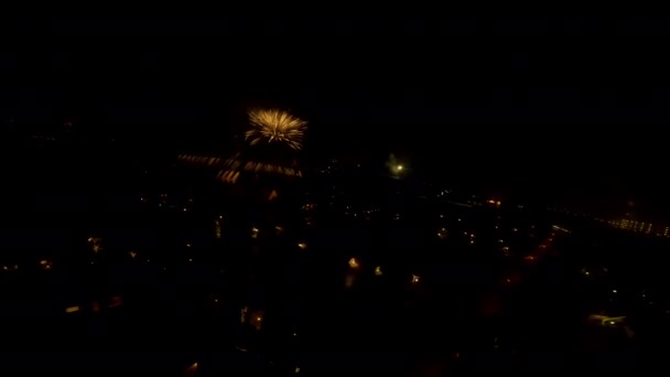 Luftaufnahme von buntem Himmel mit Feuerwerk zu Silvester — Stockvideo