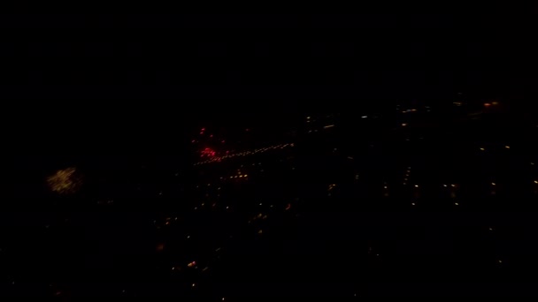 Orbitando aviones no tripulados capturando hermosos fuegos artificiales en el cielo en Año Nuevo — Vídeos de Stock