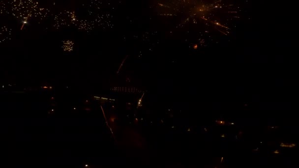Aerial Acrobatic Shot of Fireworks Tampilkan Perayaan Malam Tahun Baru — Stok Video