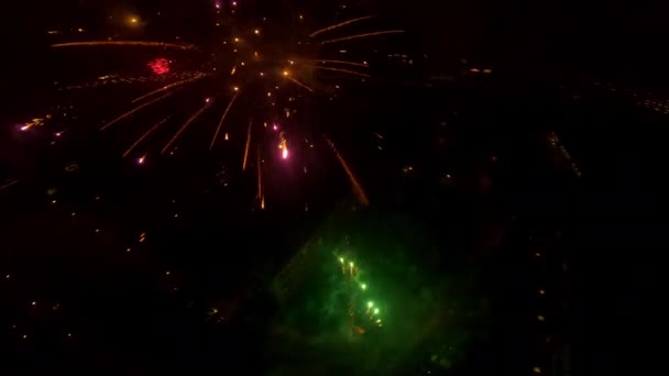 Воздушный шар красных, зеленых, желтых и синих огней, заполняющих небо в Нью-Йорке — стоковое видео