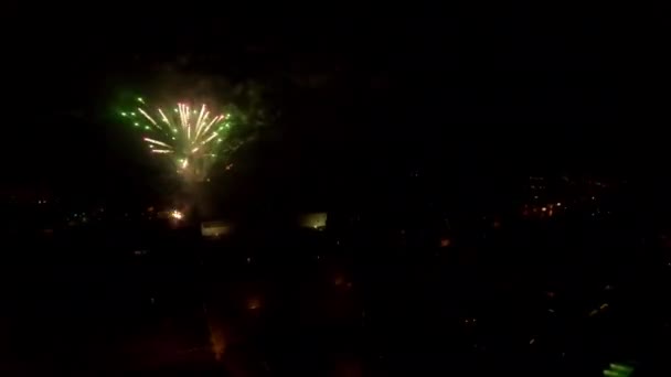 Luftaufnahme von buntem Feuerwerk in der Silvesternacht — Stockvideo