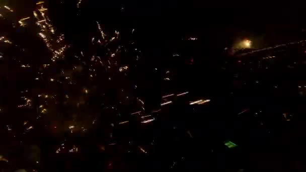 新年前夜美丽的烟火照亮天空的FPV鼓声 — 图库视频影像