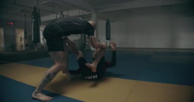 Güreşen Anne Dövüşçüleri Spor salonunda