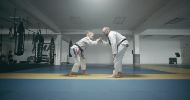 Kadın Güreşçi Adamla Karışık Dövüş Sanatları Eğitimi — Stok video