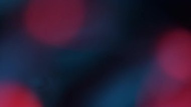 Mavi Işıklı Genç Kız Plazma Küresini İzliyor