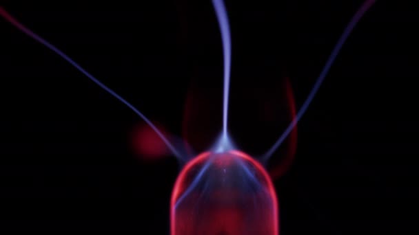 Globo de plasma brillante rojo con filamentos de plasma azul extendiéndose — Vídeos de Stock