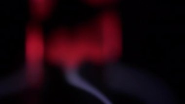 Plasma Filamanlarını yayan kırmızı elektrot