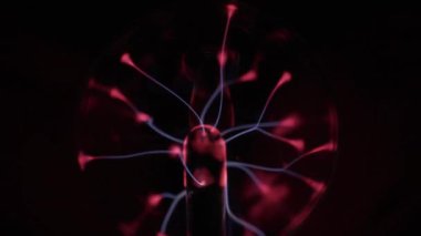 Mavi Plazmayla Parlayan Kırmızı Küre