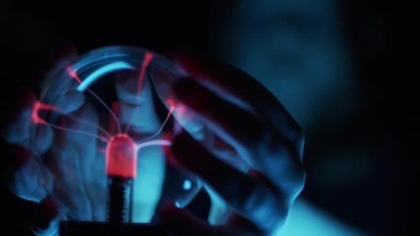 Girl'S Fingers Touching A Plasma Globe — Stock Video