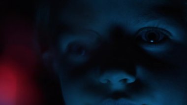 Mavi Işıklı Kız Plazma Küresini İzliyor