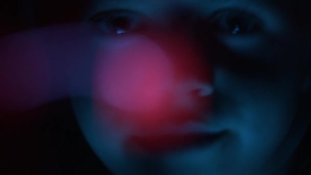 Fille lumineux bleu avec des lumières rouges brillantes — Video