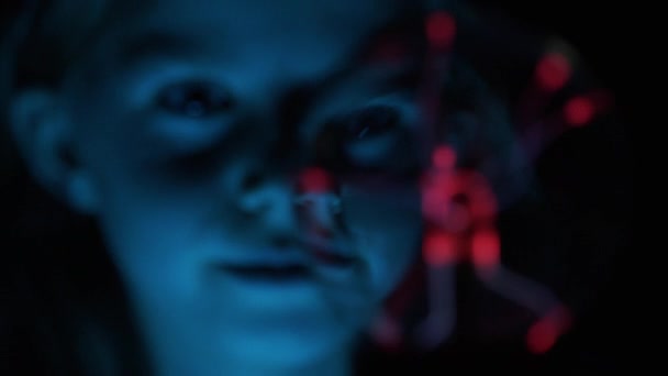 Chica en luz azul viendo globo de plasma — Vídeos de Stock
