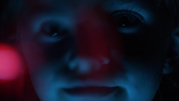 Dívka v modrém světle Pozorování plazmové koule — Stock video
