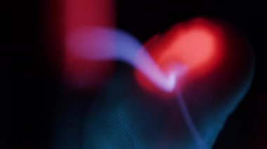 Parlak Işıklı Plazma Küresine Dokunan Kız