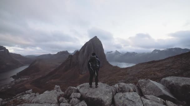 Randonneur dans un paysage de montagne impressionnant — Video