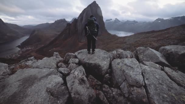 Randonneur Dans Impressionnant Avec Montagnes Et Vallée — Video