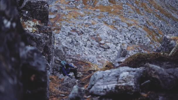 Wanderer erklimmt Felsen auf Hügel — Stockvideo