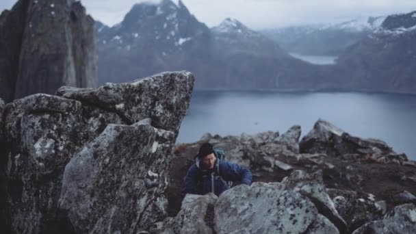 Randonneur solitaire serrant sur le flanc de la montagne — Video