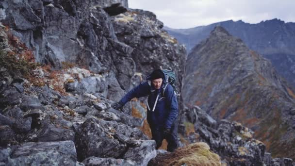 Bergwanderer über dem Fjord — Stockvideo