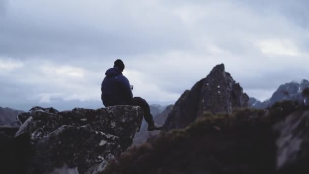 Randonneur se reposant avec vue impressionnante sur la montagne — Video