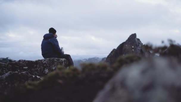 Randonneur faisant une pause dans les montagnes — Video