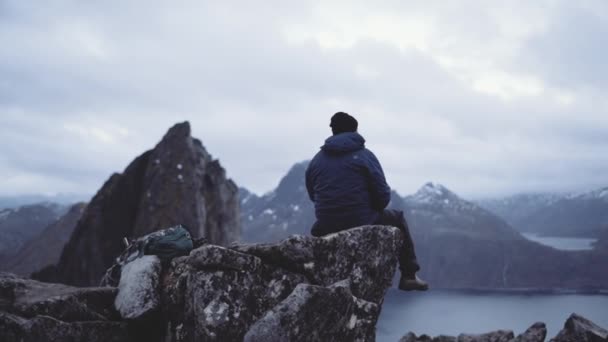 Wanderer ruhen sich mit Getränken in Berglandschaft aus — Stockvideo