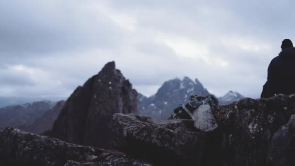 Wanderer macht Pause in atemberaubender Berglandschaft — Stockvideo