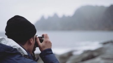 Yürüyüşçü Fotoğraf Makinesi ile Fiyort Çekiyor