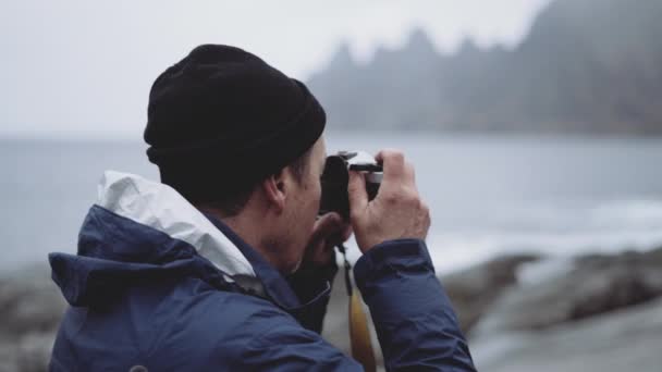 Turista fókuszálás kamerával a Fjordnál — Stock videók