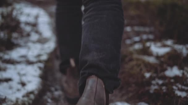 Escursionista con gli stivali a piedi sul sentiero fangoso — Video Stock