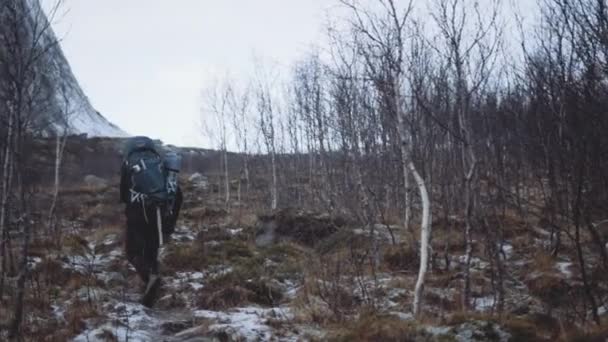 Wanderer geht mit Schnee den Berg hinauf — Stockvideo