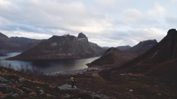 Hiker In Dramatic Landscape Of Fjord And Mountains — Stok Video