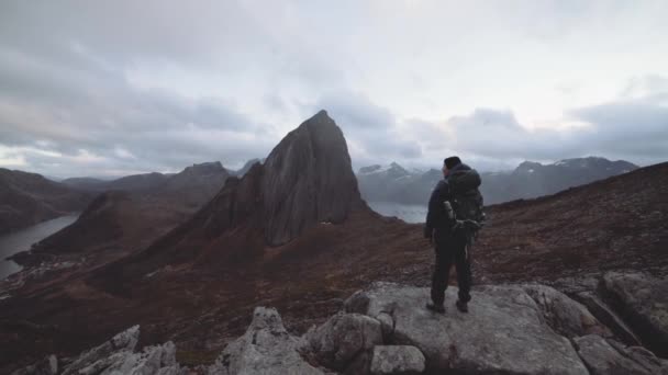 Randonneur dans la crainte au paysage montagneux dramatique — Video