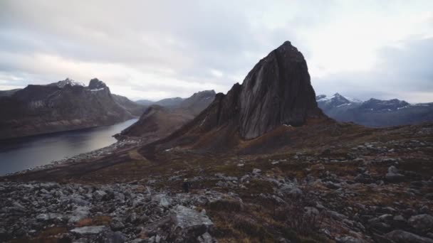 Randonneur Randonnée pédestre dans un paysage montagneux — Video