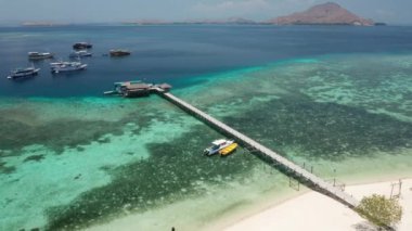 Uzun İskelenin Üzerinde Turist Teknesi ile İHA