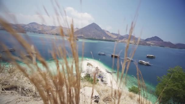 Moře s čluny a pobřeží ostrova Komodo — Stock video