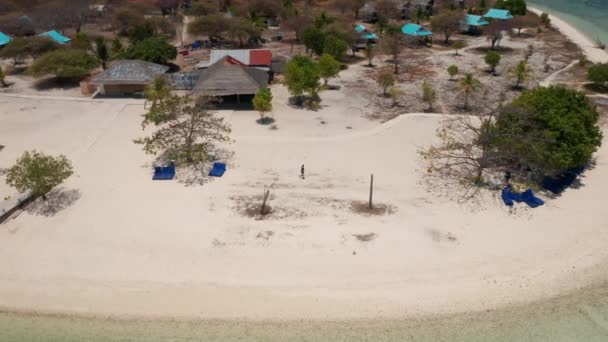 Drone sobre arena playa con hombre caminando — Vídeo de stock